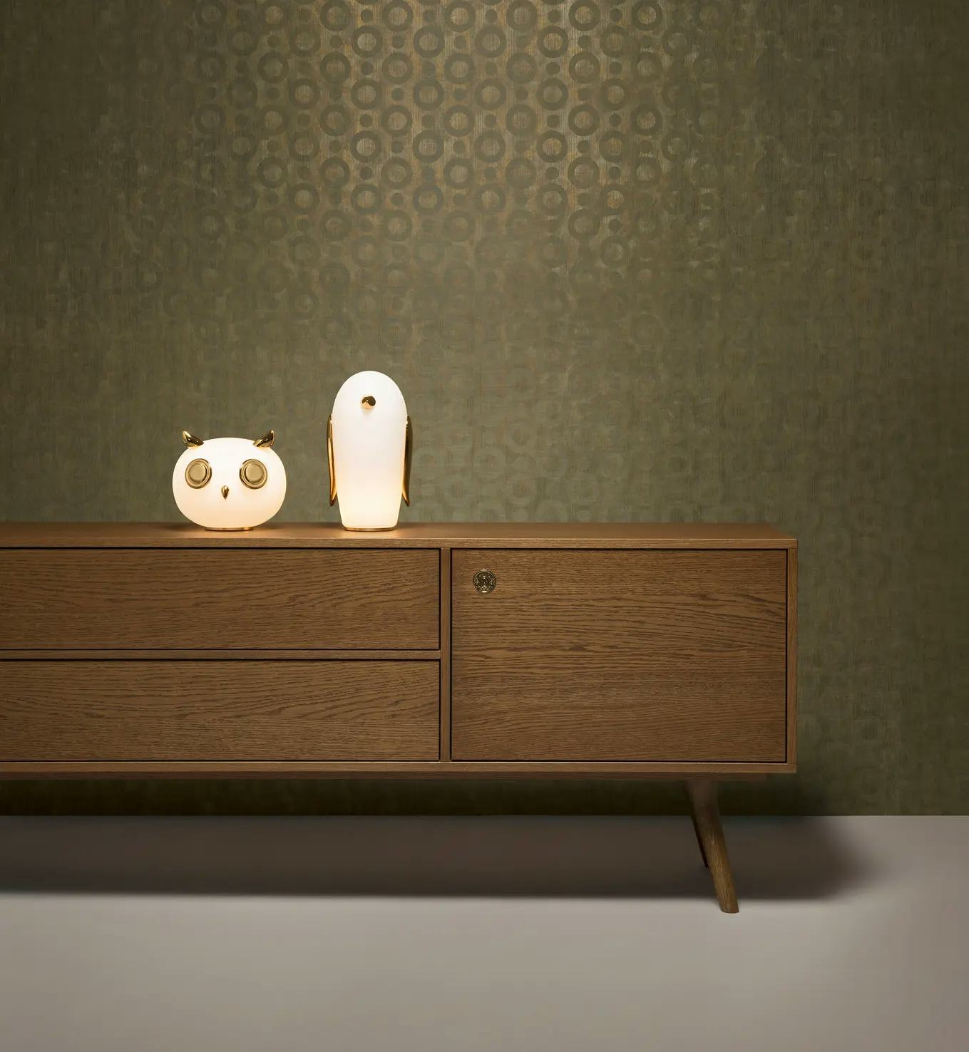 Poetic composition Pet Light Uhuh, Pet Light Noot Noot, Zio Buffet and Moooi Wallcovering